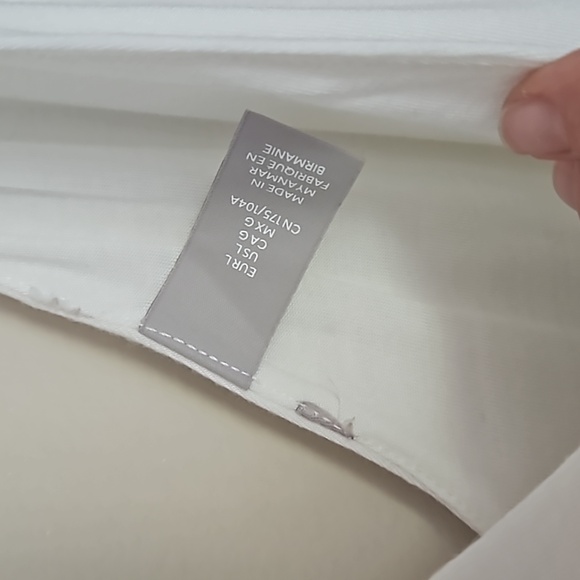 H&M Plunge & Deep V-neck & Back Lined Sleeveless Blouse EUC Off-white Cream, Lg - Picture 3 of 8